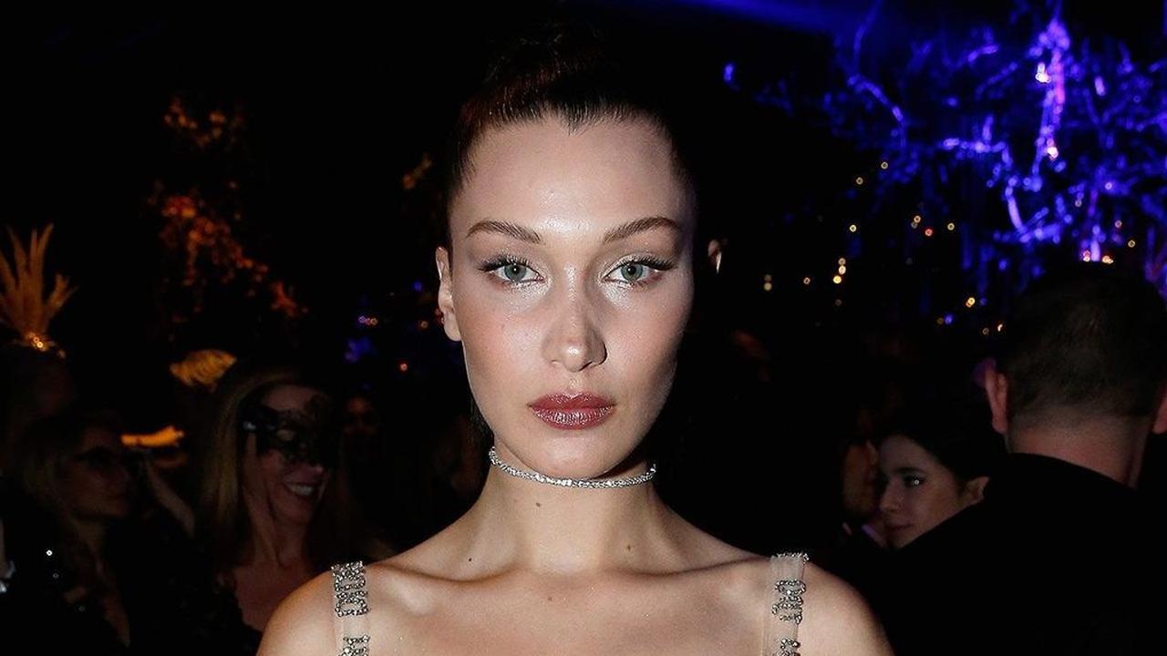 Gaun transparan memang selalu mampu membuat pemakainya terlihat seksi. Yuk, simak deretan gaun transparan terseksi di dunia.