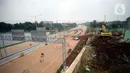 Aktivitas pekerja menyelesaikan pembangunan Jalan Tol Serpong-Cinere di Tangerang Selatan, Selasa (31/3/2020).  Jalan Tol tersebut memiliki total panjang 10,14 kilometer hampir rampung dan diperkiranan pertengahan tahun 2020 bisa digunakan. (merdeka.com/Dwi Narwoko)
