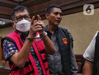 Terdakwa suap kepada hakim pemberi vonis bebas Gregorius Ronald Tannur, Zarof Ricar (kiri) bersiap meninggalkan ruang sidang usai mengikuti pembacaan dakwaan di Pengadilan Tindak Pidana Korupsi (Tipikor) Jakarta, Senin (10/2/2025). (Liputan6.com/Angga Yuniar)