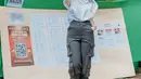 Ayu Dewi juga hadir nyoblos sendiri, ia memilih mengenakan kemeja lengan pendek warna baby blue yang serasi dengan topinya. Dipadukan celana panjang cargo hitam. [@mrsayudewi]