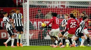 Pemain Manchester United, Patrick Dorgu (tengah kiri), mencetak gol pada laga Liga Inggris antara Manchester United vs Newcastle di Manchester, Inggris, Jumat, 26 Desember 2025. (AP Photo/Dave Thompson)