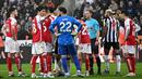 Wasit Stuart Attwell dan sejumlah pemain Arsenal dan Newcastle menunggu hasil VAR (Video Assistant Referee) pada laga lanjutan Liga Inggris 2023/2024 yang berlangsung di Stadion St. James' Park, Newcastle, Inggris, Minggu (05/11/2023) WIB. Gol kontroversial tersebut tetap disahkan oleh wasit meski telah meninjau VAR. (AFP/Oli Scarff)
