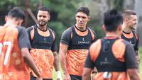 Para pemain asing Persija Jakarta tampak serius mendengarkan instruksi dari pelatih pada sesi latihan di Persija Training Ground, Depok, pada Senin (2/2/2026) sore WIB sebagai persiapan untuk melawan Arema FC. (Bola.com/Nur Iman Ali)