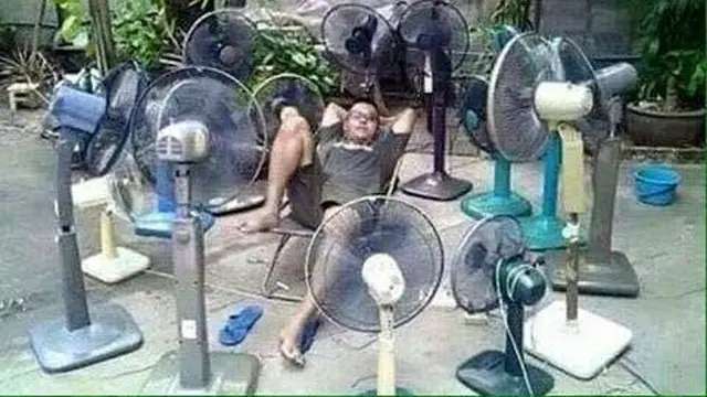 Tak sedikit usaha sebagian orang menghalau cuaca panas bikin geleng kepala, malah bikin orang yang melihatnya jadi tertawa.