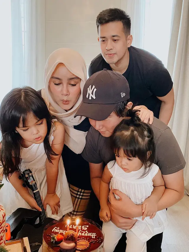 Saling Sindir di Media Sosial, Ini 6 Potret Mesra Olla Ramlan dan Aufar Hutapea