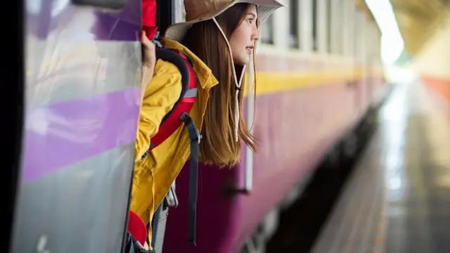 Ilustrasi naik transportasi umum di salah satu negara Eropa/Freepik.com/EyeEm