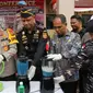 Kepala Polres Bengkalis memusnahkan pil ekstasi dan sabu yang disita dari jaringan narkoba Malaysia. (Liputan6.com/M Syukur)