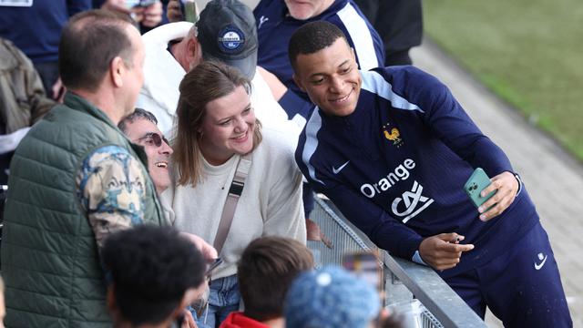 Kylian Mbappe Menyapa Pendukung Timnas Prancis di Euro 2024