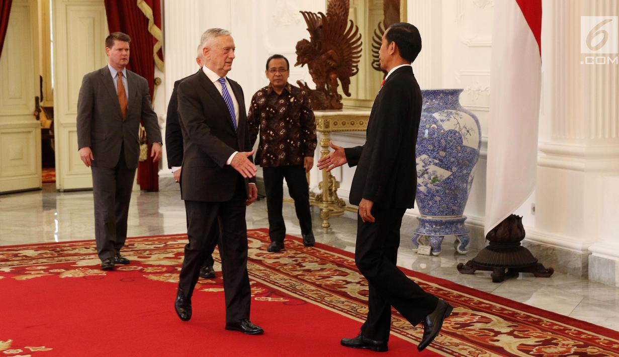 Presiden Jokowi menyambut Menhan Amerika Serikat (AS) James Mattis di Istana Merdeka, Jakarta, Selasa (23/1). Kunjungan ini untuk membahas hubungan bilateral dan keamanan antara Indonesia dan AS. (Liputan6.com/Angga Yuniar)