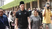 Bintang sepak bola asal Jerman, Mesut Ozil saat berada di koridor Masjid Istiqlal, Jakarta, Jumat (27/5/2022). Mesut Ozil menunaikan Sholat Jumat di Masjid Istiqlal hari ini 27 Mei 2022. Ozil memang sangat mengagumi Masjid Istiqlal. (Liputan6.com/Herman Zakharia)