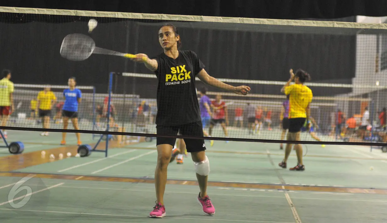 Pebulutangkis putri Indonesia Bellaetrix Manuputty berlatih di Gedung Pelatnas PBSI, Cipayung, Jakarta, Jumat (29/5/2015). Mereka berlatih untuk menyiapkan diri menghadapi turnamen Indonesia Open Super Series Premier 2015. (Liputan6.com/Herman Zakharia)