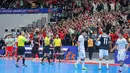 Para penonton sempat merayakan gol Timnas Futsal Indonesia ke gawang Irak meski pada akhirnya dianulir oleh wasit setelah meninjau Video Support pada laga Piala Asia Futsal 2026 di Indonesia Arena, Senayan, Jakarta, Sabtu (31/01/2026). (Bola.com/Bagaskara Lazuardi)