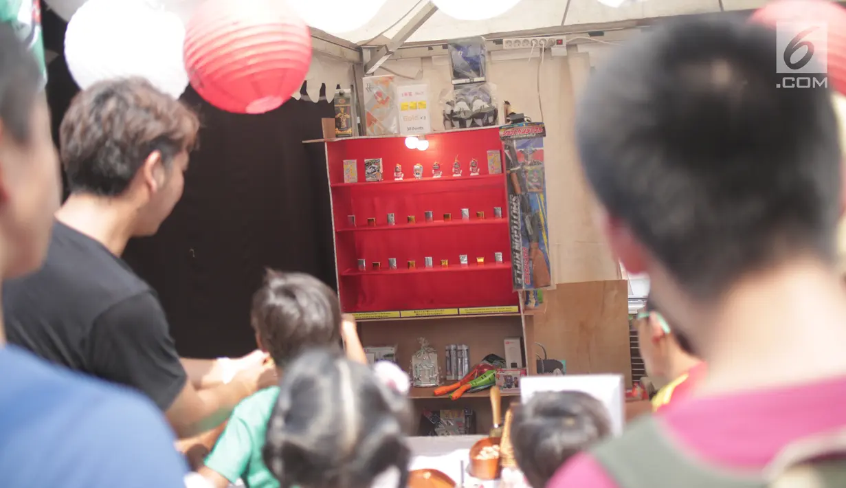 Pengunjung menjajal permainan di salah saru gerai yang terdapat di Festival Little Tokyo kawasan Blok M, Jakarta, Minggu (23/6/2019). Festival Little Tokyo menghadirkan berbagai jenis kuliner dan kebudayaan Jepang. (Liputan6.com/Faizal Fanani)