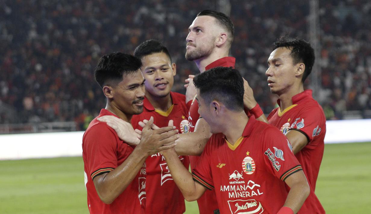 Pemain Persija Jakarta merayakan gol yang dicetak oleh Heri Susanto ke gawang Geylang International FC pada laga uji coba di SUGBK, Jakarta, Minggu, (23/2/2020). Persija menang dengan skor 3-1. (Bola.com/M Iqbal Ichsan)