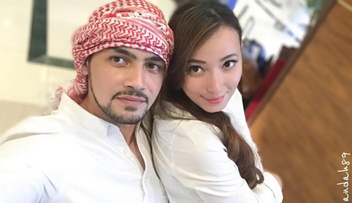 Namun sayang, dalam beberapa foto ciuman mesra yang diunggah di akun Instagramnya. Sayangnga, saat membagi kebahagiaan tersebut halaman komentarnya tidak di aktifkan. (Instagram/asmirandah89)