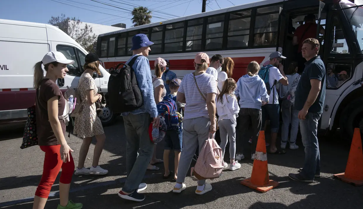 Warga Ukraina yang mencari suaka di Amerika Serikat naik bus ke perbatasan, di kompleks olahraga Benito Juarez di Tijuana, negara bagian Baja California, Meksiko