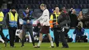 Striker Manchester City, Erling Haaland yang mencetak lima gol ke gawang Luton Town berjalan meninggalkan lapangan dengan membawa bola setelah berakhirnya laga putaran kelima Piala FA 2023/2024 dengan kemenangan 6-2 di Kenilworth Road Stadium, Luton, Selasa (27/2/2024). (AP Photo/Alastair Grant)