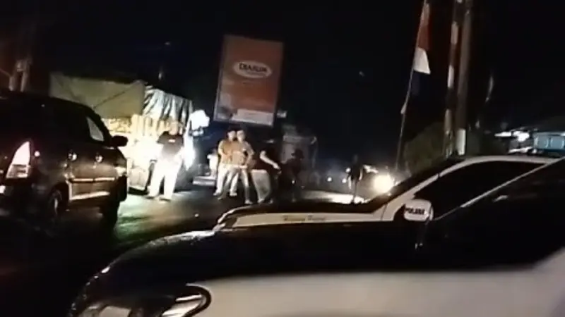 Tangkapan layar video detik-detik kericuhan terjadi di Kabupaten Way Kanan, Lampung. Foto: (Istimewa).