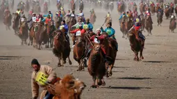 Peserta mengikuti lomba balap unta dalam Festival Unta "Temeenii bayar", di Dalanzadgad, Umnugobi aimag, Mongolia, (7/3/2016). (Reuters/B. Rentsendorj)