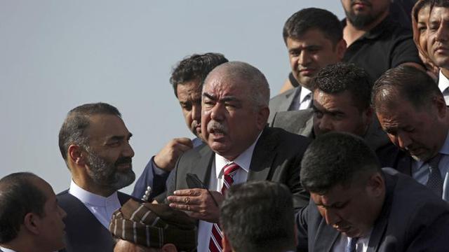 Wakil Presiden Afghanistan Rashid Dostum  tiba dari pengasingan, sesaat sebelum ledakan terjadi di bandara Kabul (AP/Rahmat Gul)