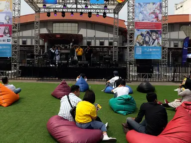 Pengunjung menikmati pertunjukan stage outdoor Jakarta Internasional Comedy Festival (JICOMFEST) 2019 hari pertama, JIExpo, Kemayoran, Jakarta, Sabtu (3/8/2019). Panggung JTrust Bank diisi oleh para grup musik komedi yang bakal mengocok perut pengunjung. (Liputan6.com/JohanTallo)