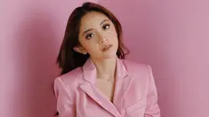 Saat memakai jas warna merah muda, gaya penampilan Natalie Zenn ini kian menawan. Ia terlihat begitu elegan mengenakan jas seperti itu. Penampilan menawannya ini banjir pujian netizen yang menyebutnya sangat memesona. (Liputan6.com/IG/@nataliezenn24)
