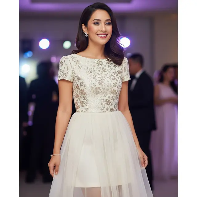 Dress dengan Aksen Tile Brokat