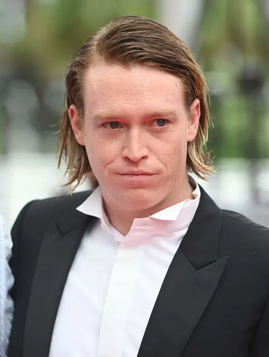 Caleb Landry Jones mengenakan tuksedo kerah wol hitam, kemeja kerah katun putih, dan derby kulit hitam dari Dior yang didesain oleh Kim Jones. Foto: Document/Dior.