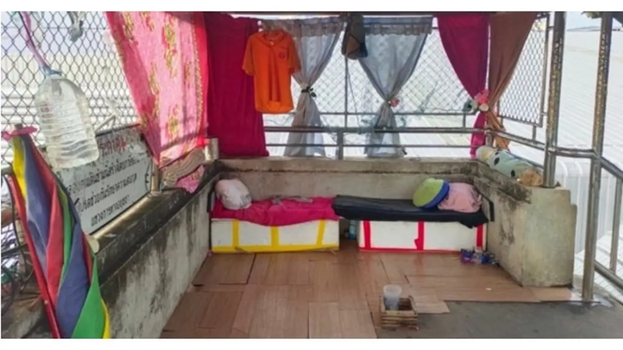 Tunawisma Ini Sulap Area Jembatan Layang Jadi Kamar Tidur, Lengkap dengan Tirai