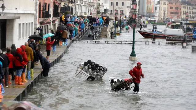 Venesia Tergenang Banjir Imbas Gelombang Pasang