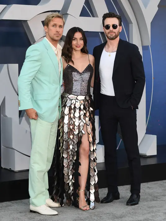 <p>Aktor Kanada Ryan Gosling (kiri), aktris Kuba-Spanyol Ana de Armas (tengah), dan aktor AS Chris Evans (kanan) menghadiri pemutaran perdana film The Grey Man di TCL Chinese Theatre, Los Angeles, California, Amerika Serikat, 13 Juli 2022. Setelah melakukan sesi pemotretan sendirian, Gosling foto bersama Ana de Armas dan Chris Evans. (VALERI MACON/AFP)</p>