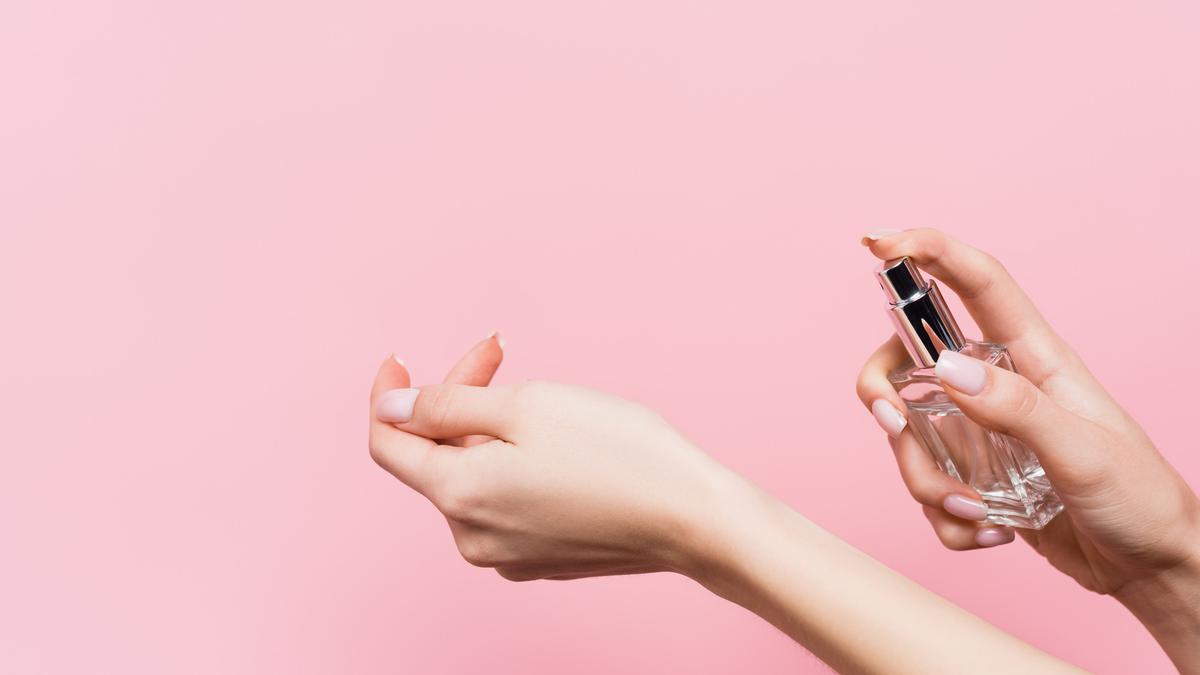 10 Tips Layering Parfum Agar Wangi Tahan Lama Seharian, Sahabat Fimela Wajib Tahu!