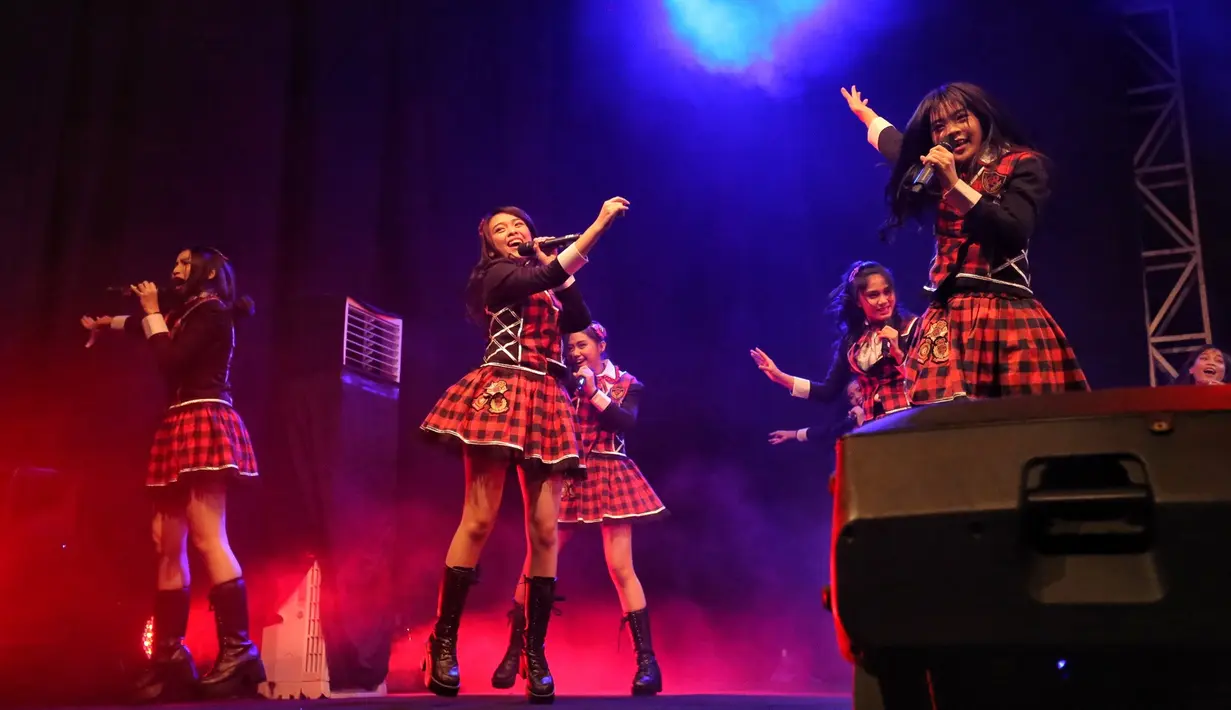 Dari atas panggung, Vienny selaku kapten team KIII mengingatkan kepada ribuan penggemarnya untuk tidak kalah dengan hal-hal negatif. Menyebarkan energi positif dan jangan kalah terhadap bullying. (Foto: Adrian Putra/Bintang.com)