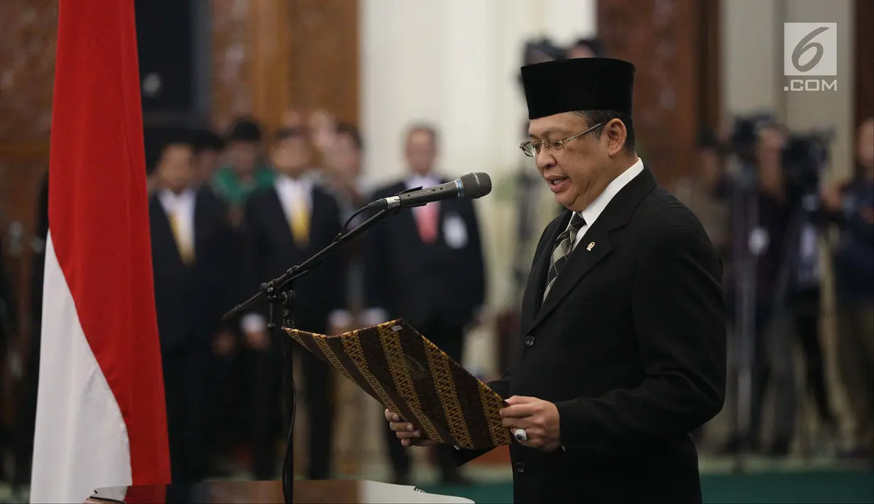 Ketua DPR Bambang Soesatyo membacakan surat pelantikan Sekjen DPR Indra Iskandar di Kompleks Parlemen, Jakarta, Selasa (22/5). Bambang Soesatyo memimpin langsung pelantikan Indra Iskandar. (Liputan6.com/JohanTallo)