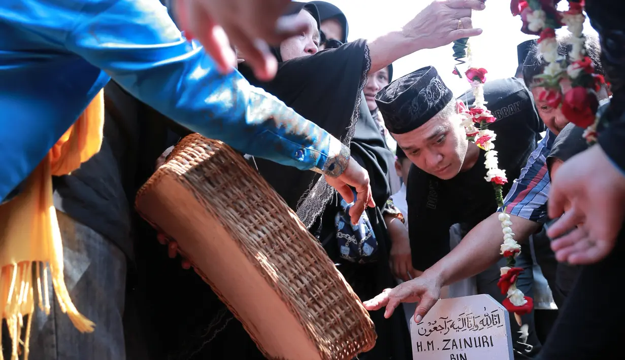 "Allah kasih banyak bonus umur ke ayah. Dengan usia itu, beliau menggunakannya dengan sangat bermanfaat banget," ujar Fadli. "Semoga ayah bahagia dan mendapatkan tempat yang sesuai di sisi Allah," tambah Fadlan. (Adrian Putra/Bintang.com)