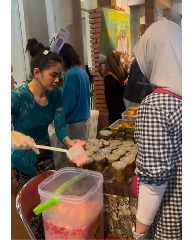 Biar jadi istri artis, Karina Ranau tak malu jualan takjil, omzetnya per hari puluhan juta rupiah