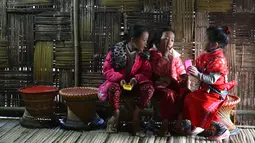 Anak-anak bermain di hari terakhir Festival Tawang di perbatasan Indo-China, utara timur negara bagian Arunachal Pradesh, India (23/10). Festival ini menampilkan sejumlah budaya dan tradisi masyarakat setempat. (AFP/ Tauseef Mustafa)