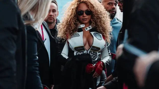 Aura Diva Beyoncé yang Terpancar di Atas Lintasan Balap F1 Las Vegas Grand Prix 2025 dengan Racing Suit Louis Vuitton