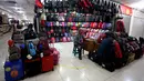 Pedagang tas menunggu pembeli di Blok M Mal, Jakarta Selatan, Selasa (8/1). Menurun drastisnya pengunjung Mal Blok M sangat dirasakan pedagang. (Liputan6.com/Johan Tallo)