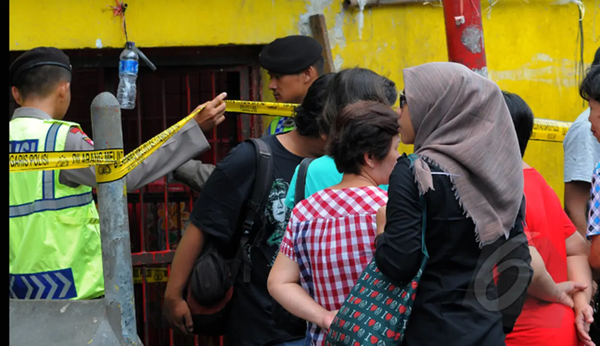 Sejumlah warga terlihat mendatangi Kelenteng Cin Te Yen atau Wihara Dharma Bhakti di Petak Sembilan, Jakarta yang hangus terbakar pada Senin (2/3/2015) dini hari. (Liputan6.com/Faisal R Syam)