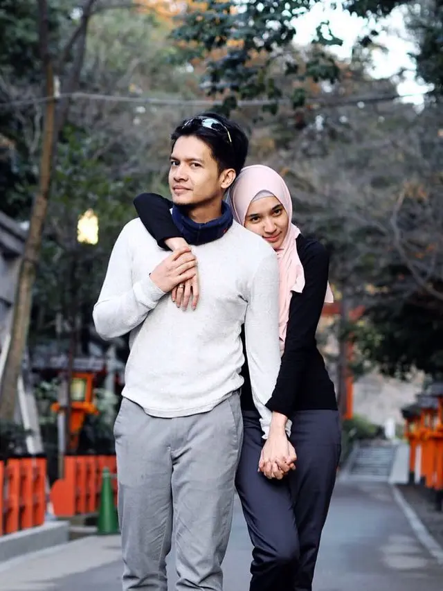 [Bintang] Jarang Terekspos, Ini 8 Potret Romantis Dimas Seto dan Dhini Aminarti