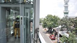 Operator saat menggunakan lift di JPO Jalan Kolonel Sugiono, Duren Sawit, Jakarta Timur, Senin (7/2/2022). Tak hanya menonjolkan keindahan arsitekturnya, JPO ini juga ramah bagi penyandang disabilitas karena sudah dilengkapi dengan lift. (merdeka.com/Iqbal S Nugroho)