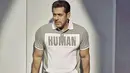 Alasannya adalah saat peristiwa itu Salman Khan tak sendiri. Ia berburu bersama Saif Ali Khan, Tabu, Sonali Bendre, dan Neelam. Akan tetapi hanya Salman yang dihukum. (Foto:instagram.com/beingsalmankhan)