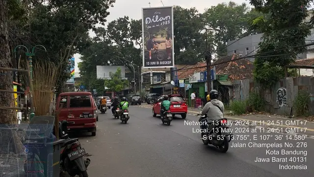 Salah satu billboard film Dilan 1983: Wo Ai Ni di Bandung, Jawa Barat. (Foto: Dok. Falcon Pictures)