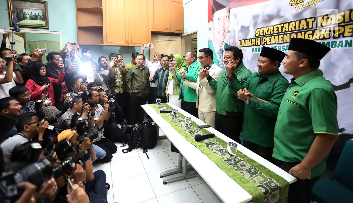 Media mengabadikan momen bakal calon Pasangan Gubernur dan Wakil Gubernur Jawa Barat Ridwan Kamil dan Uu Ruzhanul Ulum yang diusung PPP di Kantor PPP, Jakarta, Selasa (24/10). (Liputan6.com/JohanTallo)