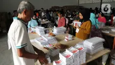 Kesibukan para pekerja saat melakukan penyortiran dan pelipatan surat suara Pilpres 2024 di Kawasan Industri Pulogadung, Jakarta, Rabu (10/1/2024). KPU Jakarta Timur menargetkan akan menyelesaikan penyortiran dan pelipatan 2.436.059 surat suara paling lambat pada 17 Januari 2024. (merdeka.com/Imam Buhori)