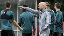 Pelatih Ajax, Erik ten Hag (tengah) menginstruksikan pemainnya selama sesi latihan di Amsterdam (22/10/2019). Ajax akan bertanding melawan wakil Inggris, Chelsea pada Grup H Liga Champions di Johan Cruijff Arena. (AFP Photo/John Thys)