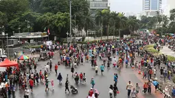 Lalu lalang warga yang beraktivitas di Jalan Jendral Sudirman dan MH Thamrin ketika pelaksanaan car free day (CFD) Jakarta, Minggu (11/2). Meski sempat diguyur hujan, warga tetap antusias beraktivitas. (Liputan6.com/Immanuel Antonius)