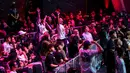 Para penonton memberikan dukungan dalam pertarungan debut tinju profesional Byon Madness antara Ida Bagus Dwija Maha Gangga (Ibas) (kanan) melawan Atevus Chima Okefielem (Chima) (kiri) di Studio 6 Emtek City, Daan Mogot, Jakarta, pada Sabtu (26/04/2025). (Bola.com/Bagaskara Lazuardi)