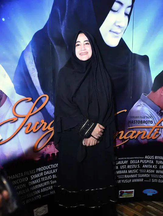 Dalam masalah pribadi, Umi Pipik selalu menutup dirinya. Apalagi berkaitan dengan lelaki yang mendekatinya. "Doain aja," kata wanita 38 tahun langsung meninggalkan para wartawan. (Nurwahyunan/Bintang.com)